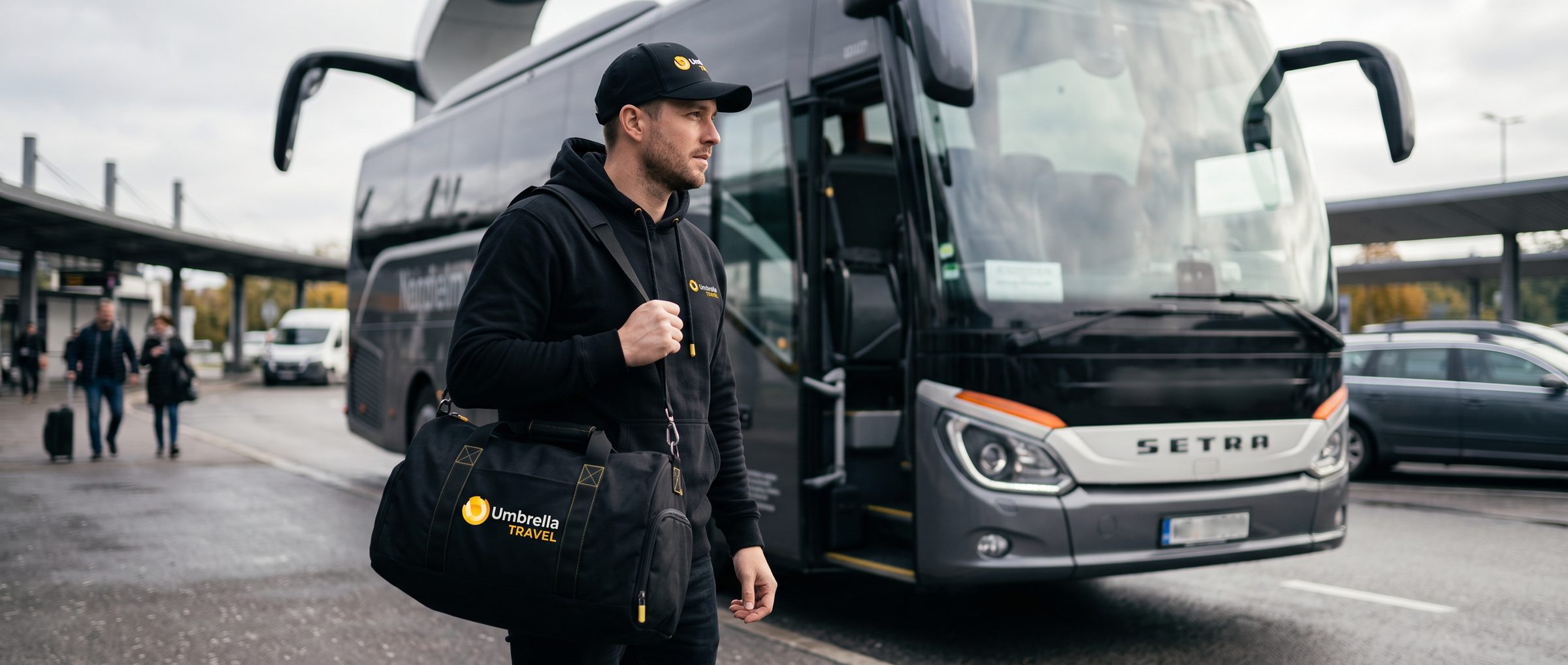 Řidič Umbrella Travel u autobusu